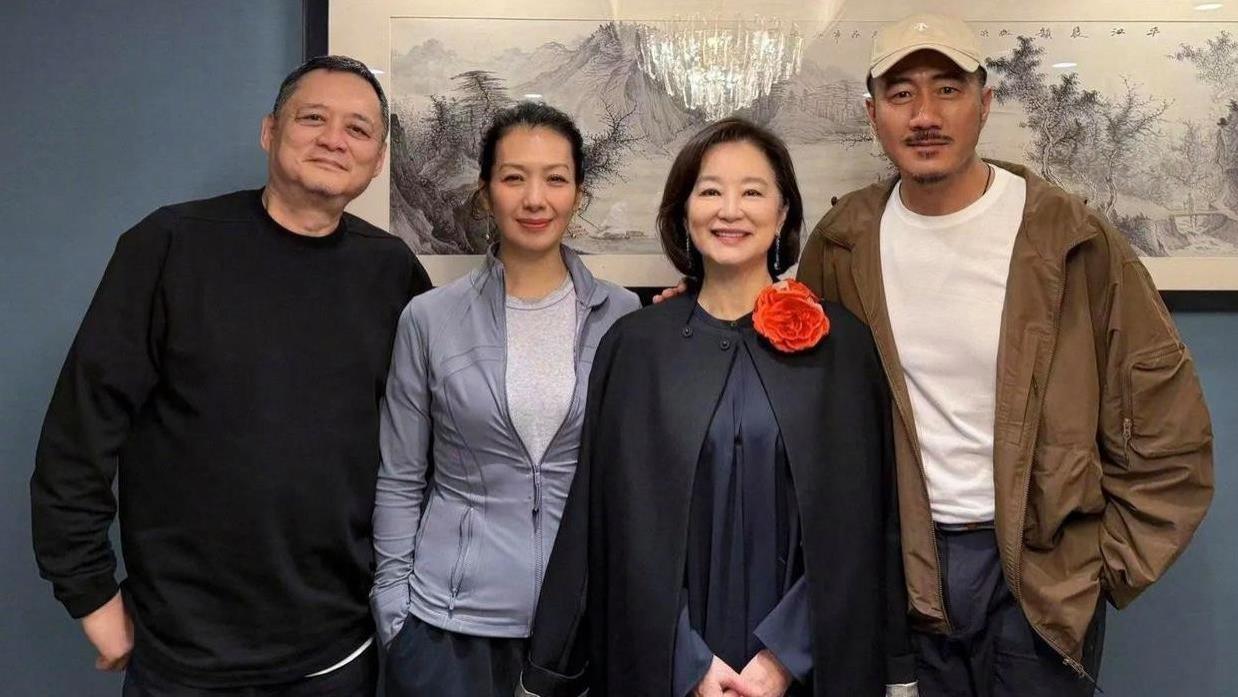 林青霞设宴为胡军庆功，半个娱乐圈女神都来了，这人脉绝了！