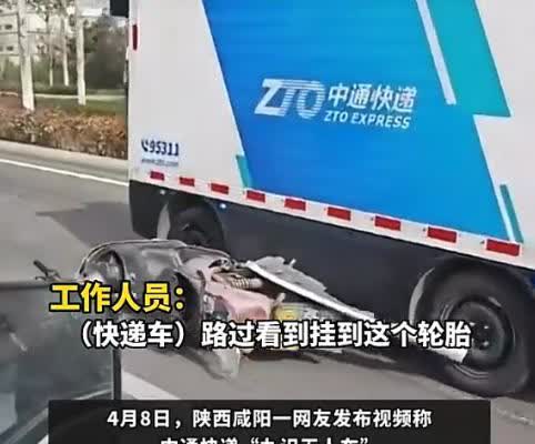 陕西西安，女子在上班路上发现了一辆无人驾驶的快递车，谁知经过一个交通事故现场的路
