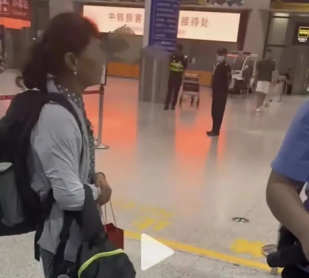 家人们，大无语事件！西安机场，一女子下飞机后，儿子指认错了行李箱，拿回家发现不对