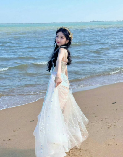 王影璐多高啊？
这个超高防水台的高跟鞋真的有必要吗？这身造型那么好看，毁鞋上了