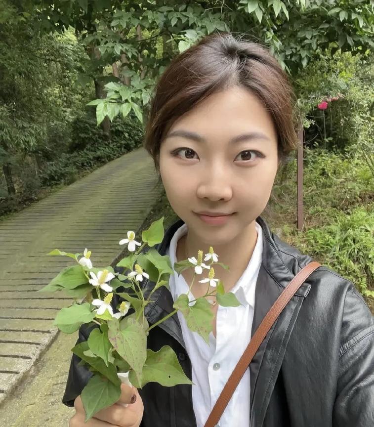 拿着折耳根花的袁心玥你这是回重庆了吗？
虽然小袁的颜值依然未变，只是脸上多了少许