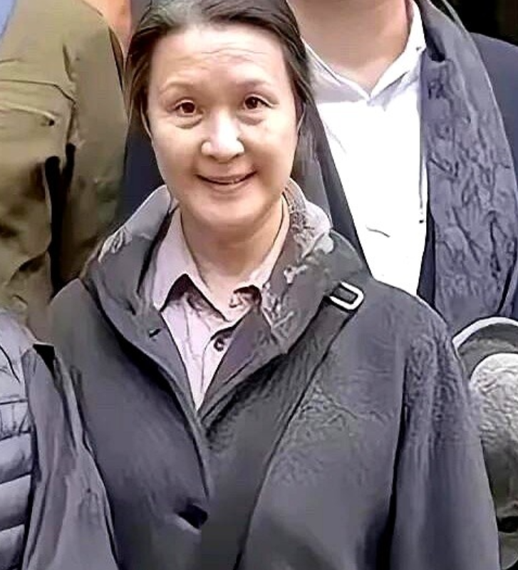 68岁方舒的法令纹吓到你了吗

手机生图里，那条从鼻翼挂到嘴角的深沟，把29岁《
