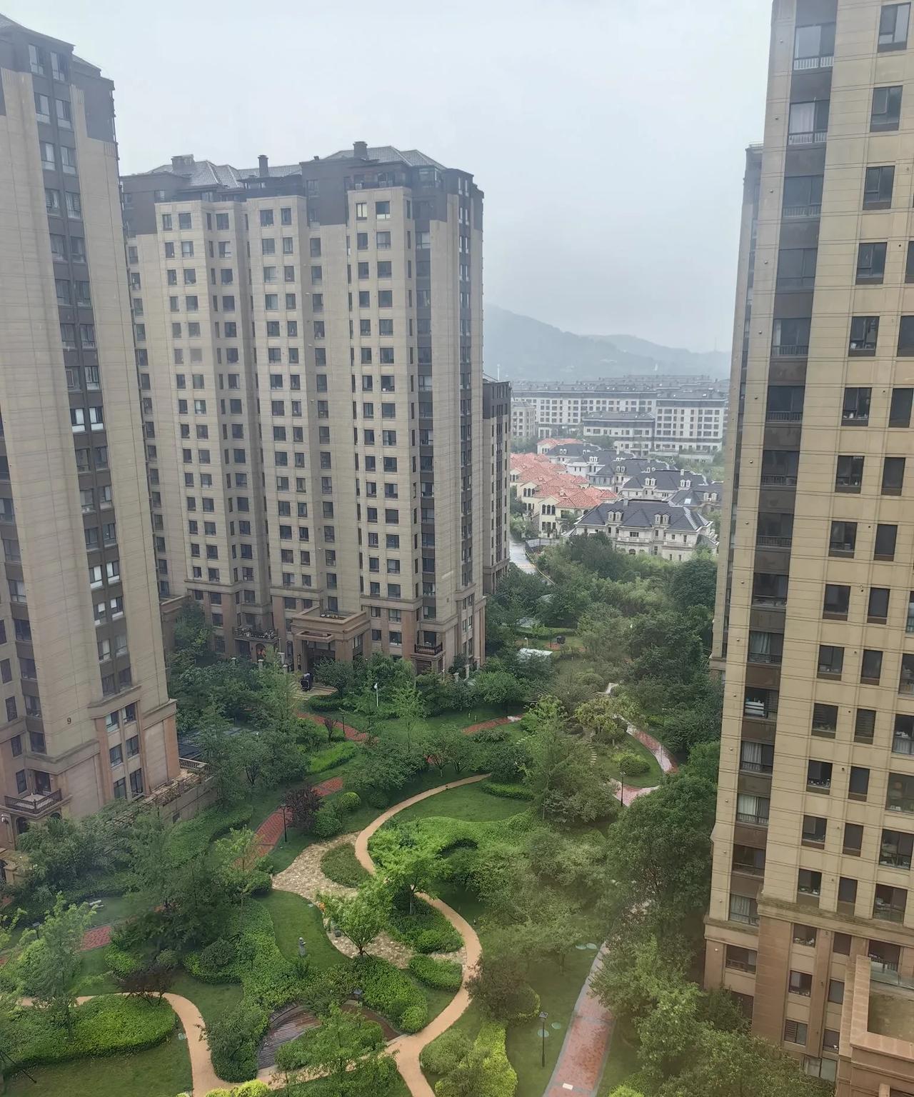 人老了，和子女住在一起，是天伦之乐，还是无奈的选择？
我觉得，但凡经济条件允许，