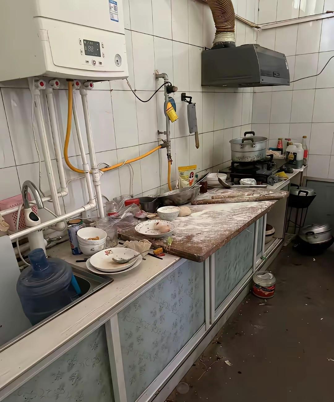 你看这是不是男人第一次做饭的样子？整个厨房弄得乱七八糟的，像打了仗一样！