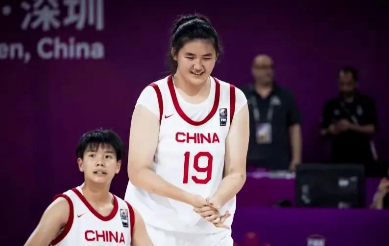 比郑海霞更夸张，比姚明还高的女篮未来女皇——张子宇。
女篮历史上赫赫有名的郑海霞