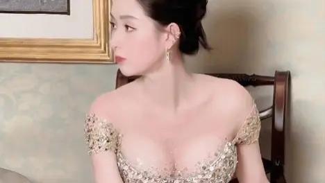 金色抹胸，王玉雯的才华身材都难以抵挡！