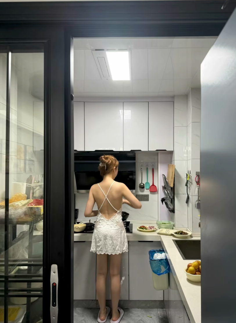 回到家看到老婆在做饭真是太阳打西边出来了