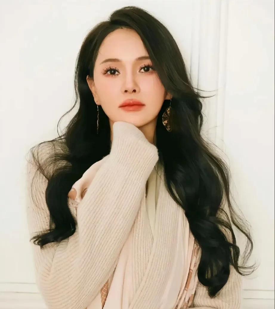 都说伊能静聪明，可是我觉得一个经济独立的女性再婚，就不是聪明的选择。
更何况找的