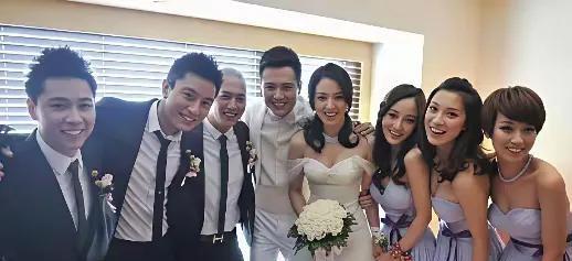 结婚的分了，
伴郎伴娘也分了。
董璇高云翔结婚的时候，贾乃亮李小璐是伴娘伴娘。看