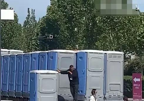 高速服务区移动洗手间，女子上厕所时，厕所竟被运上高速。



那天，一位女士驾车
