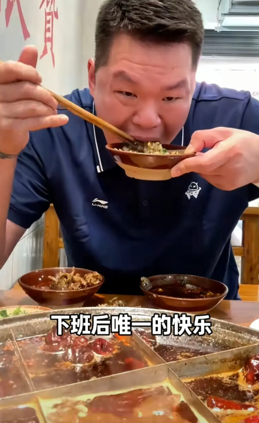 朱芳雨在重庆吃火锅，自述CBA球员交易非常复杂！

广东男篮总经理朱芳雨来到了山