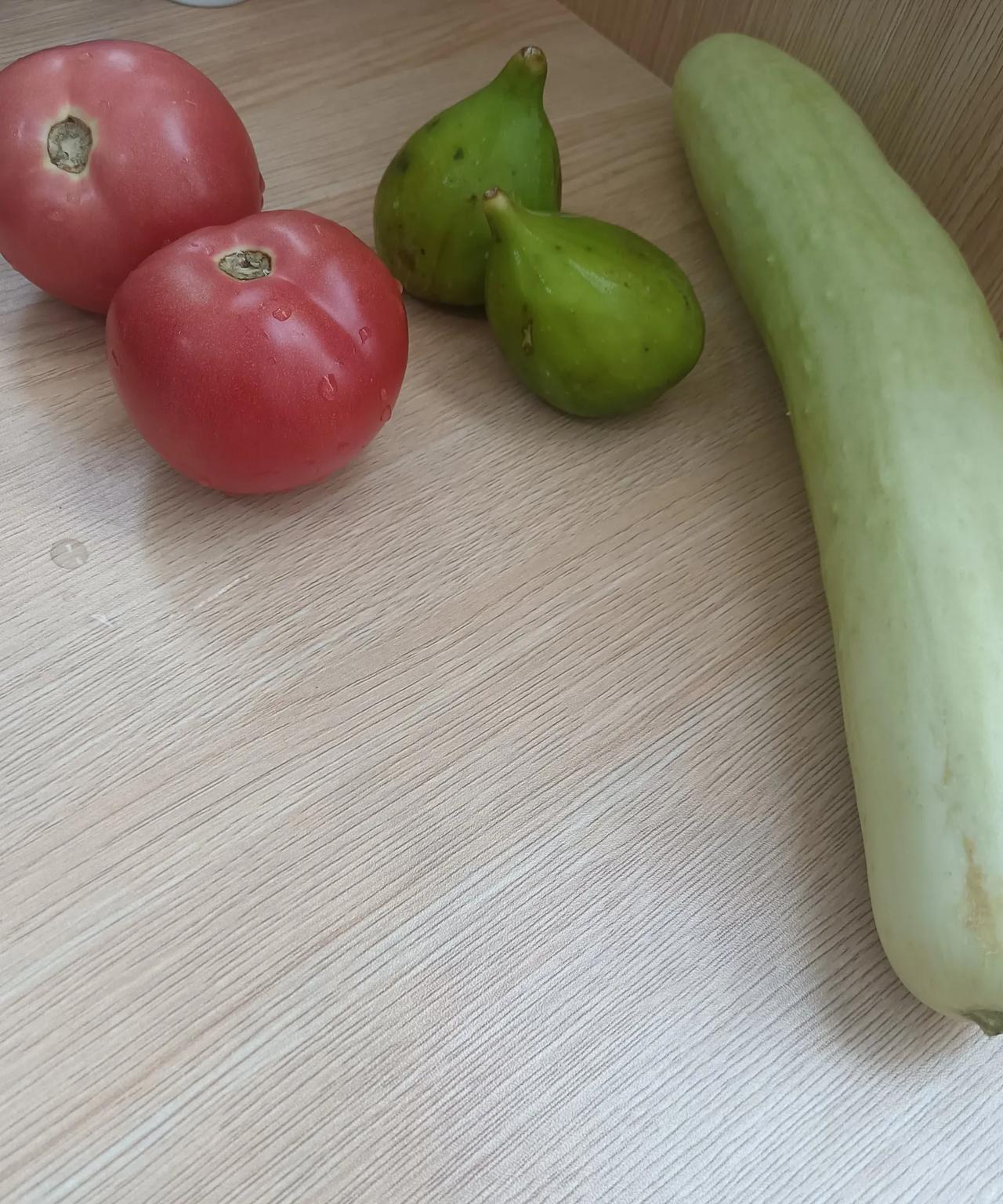 同事都说我天天吃这些，
能吃的下吗？
难怪那么瘦。
其实，我不瘦，
今天特意去车