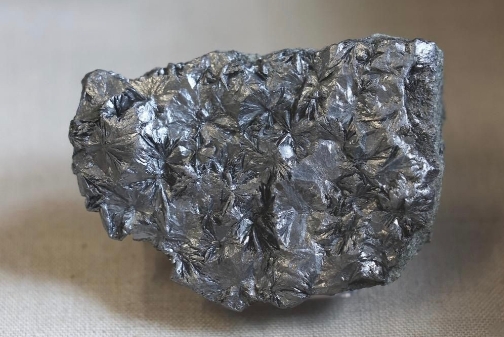 特朗普翻脸？美国对中国一商品加征102%关税，中方反击打中美七寸！

刚好了两天