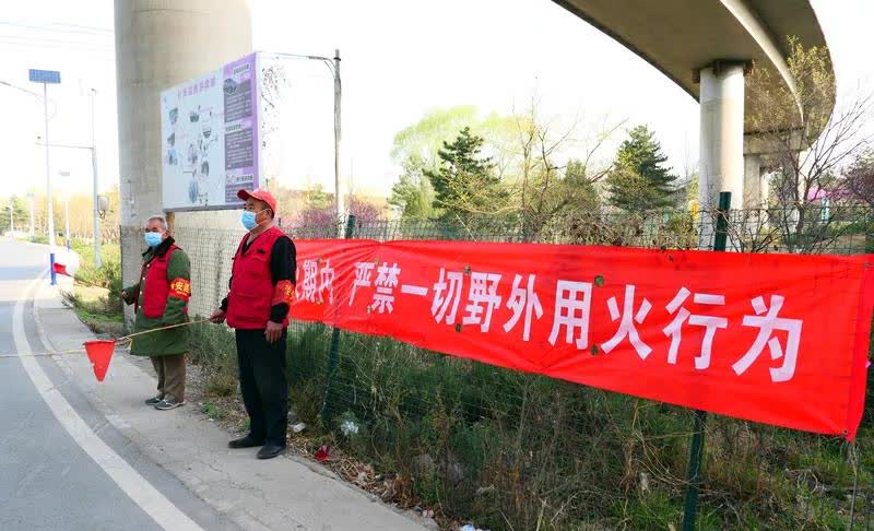 男人上坟烧纸引发火灾被抓！
锦州有人上坟烧纸引发火灾被抓，这事儿真得让人警醒。