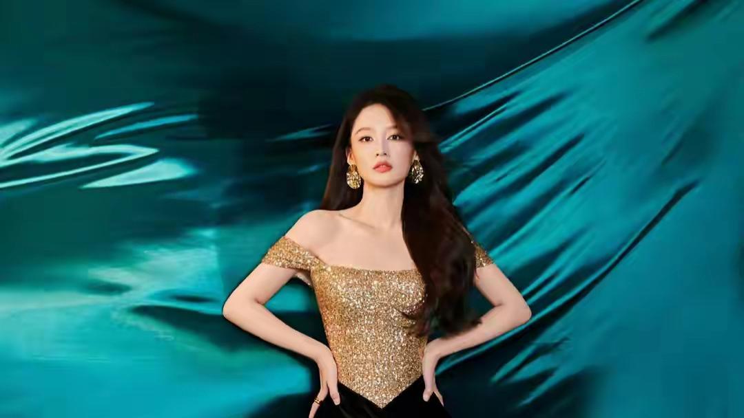 李沁的气质，清韵天成的清纯之美，让人越品越有韵味。