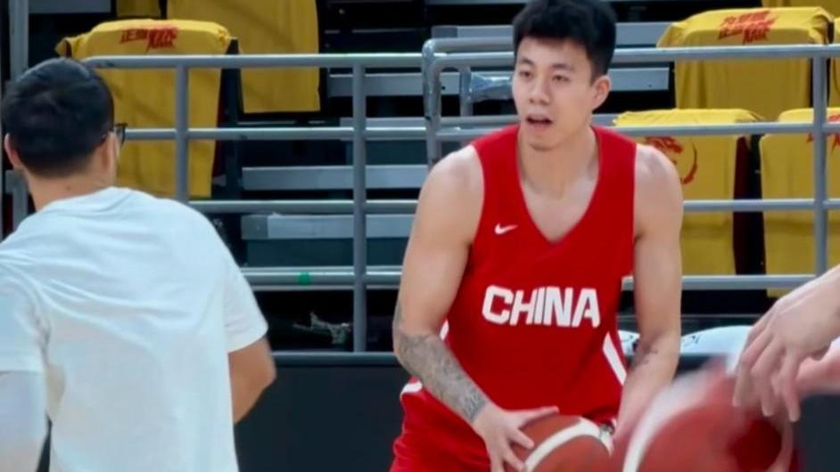 男篮备战韩国！赵睿带伤训练，郭士强低头思考，王治郅也在！