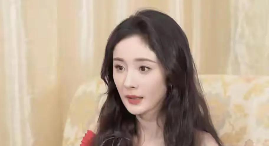 杨幂用粗布麻衣跪地撕碎标签：当85顶流摘菜，谁还在说“装嫩”？#杨幂# #杨幂野