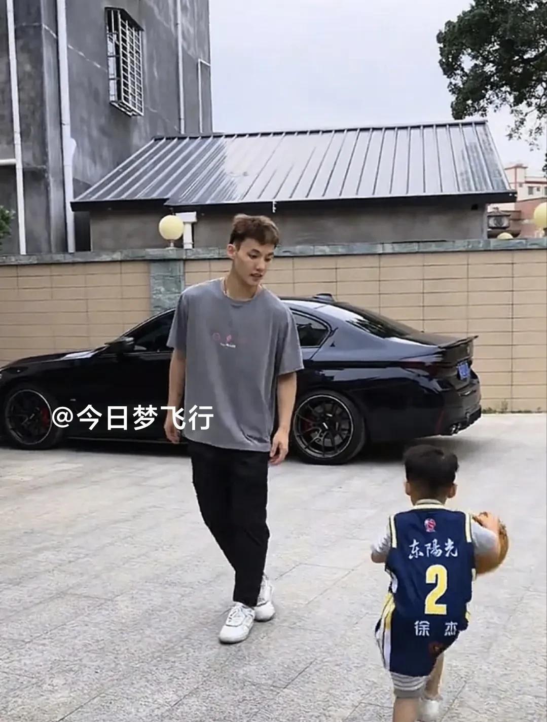 徐杰回家当私人教练！
广东队球员徐杰回到家乡博罗，今天上午结束了在石湾镇的球迷见