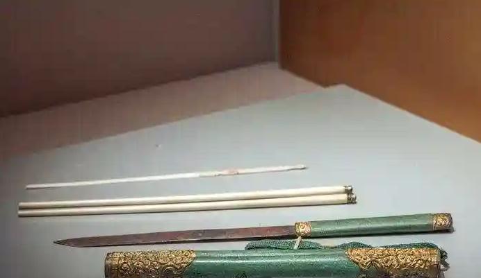 血色宝刀：三朝帝王权谋下的家族悲歌
紫禁城的深宫中，一柄绿鲨鱼皮鞘的腰刀静静悬挂