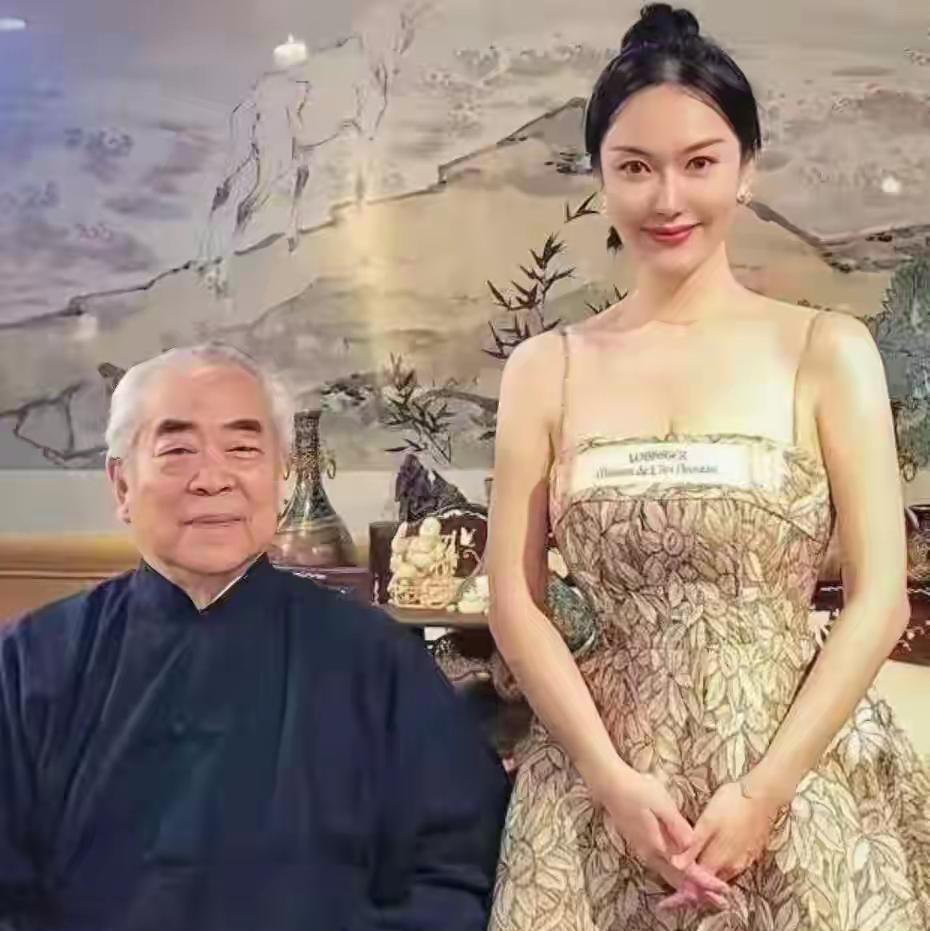 86岁范增，过的是神仙日子吧……
小50岁的娇妻，时刻陪在他身边，俯首帖耳的模样