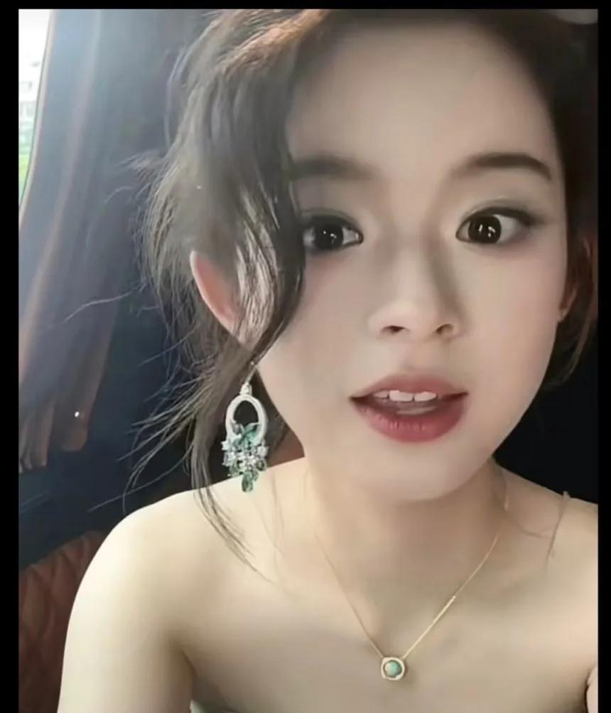 黄杨钳甜现在貌似打了翻身仗呀！
现在说她那对耳环是冒牌货，是玻璃材质仿制品！
2
