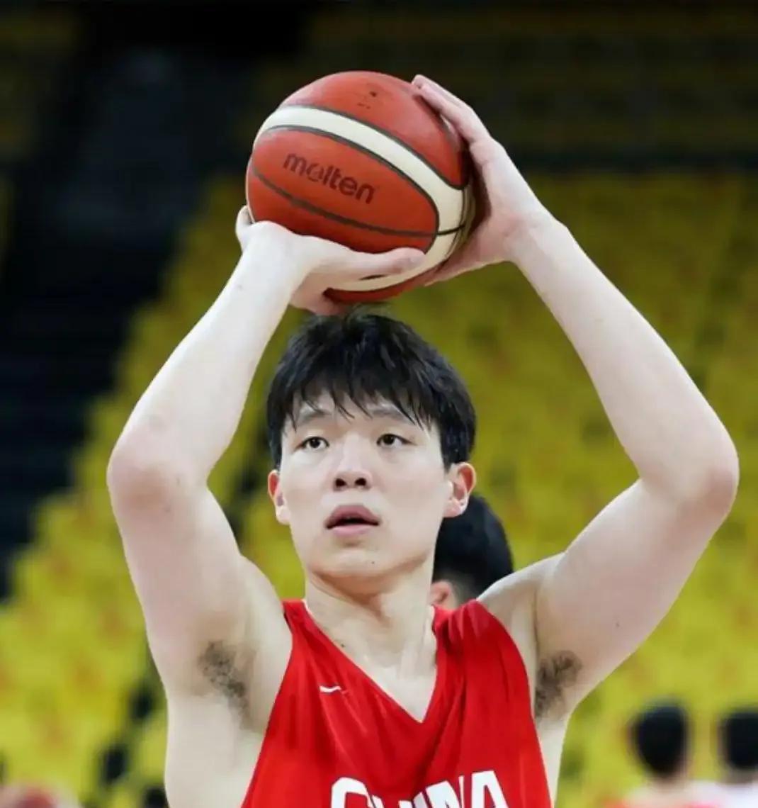张博源加盟美国高中篮球队。
中国男篮未来首发会不会就是以下几名球员。
中锋:杨瀚