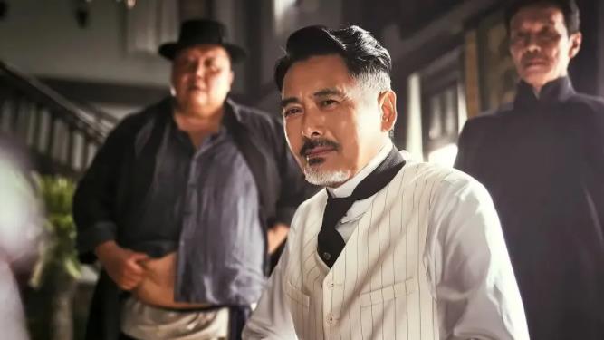 以前我觉得刘昊然演《唐探》系列演技浑然天成，是明日之星。
但是后续他的发展证明了