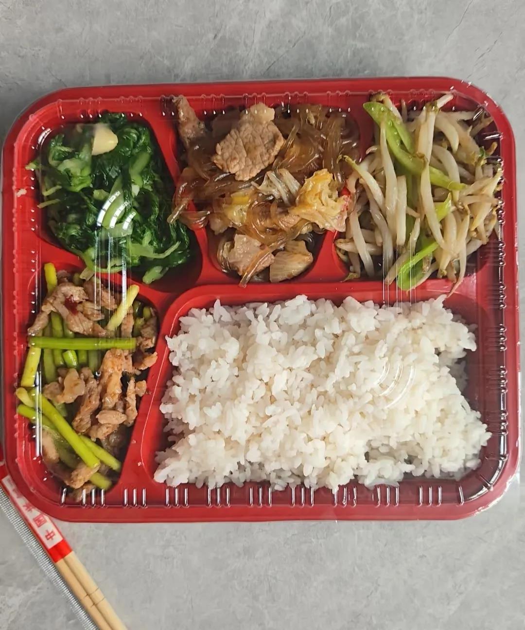 气死我了

昨天出摊到晌午，一个大哥拿了份盒饭扒拉两口就撂下了，嘴里嘟囔“1
