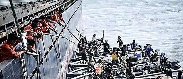 2010年，11名海盗劫持俄罗斯邮轮被生擒，海盗头子叫嚣：“按国际公约，你们没资