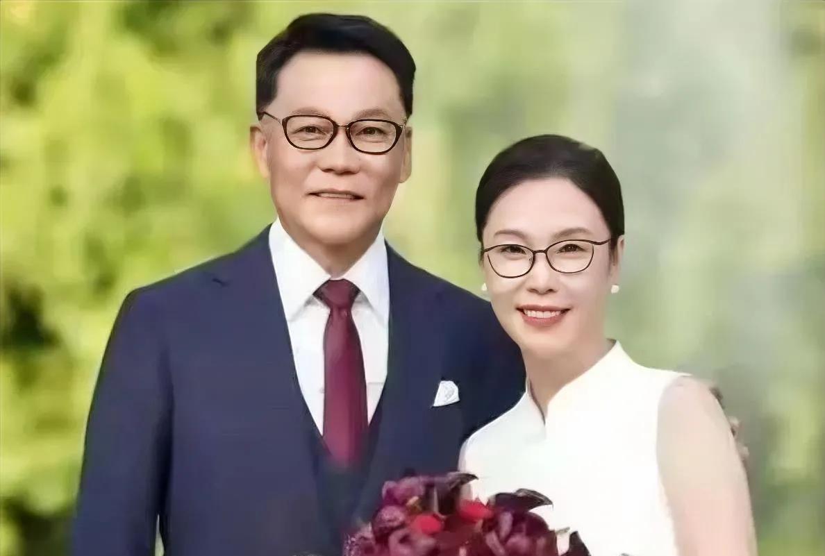 李国庆终于找到了“一个不爱钱的女人”结婚了！
李国庆没有与绯闻女友叶璇在一起，而