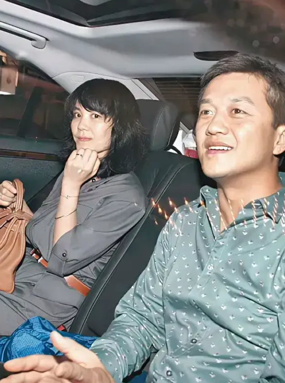 这个时候的王菲不爱李亚鹏了吧？
你看李亚鹏面对镜头那手舞足蹈的样子，多开心自豪呀
