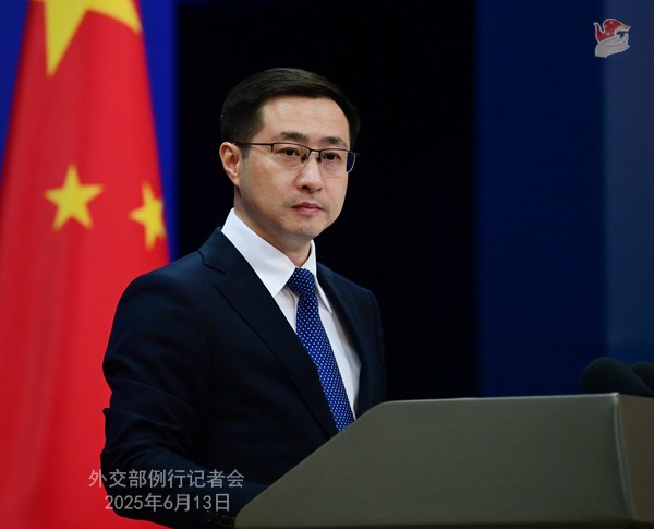 伊朗这边一打起来，又有人拿霍尔木兹海峡说事了。昨天的外交部新闻发布会上，彭博社的