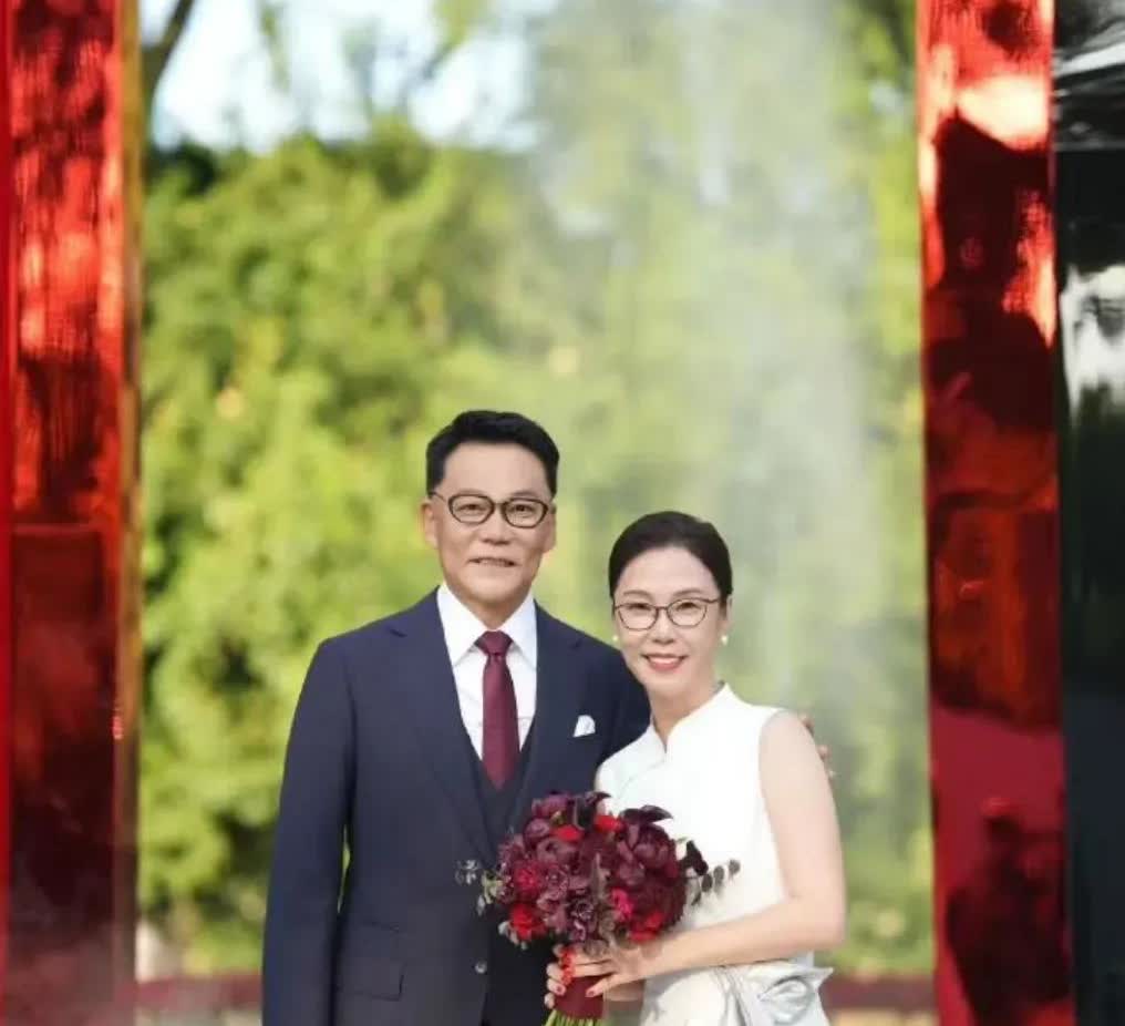 大家都被骗了！李国庆真是太鸡贼了！
别人二婚娶小娇妻，他二婚娶老初恋，
一分