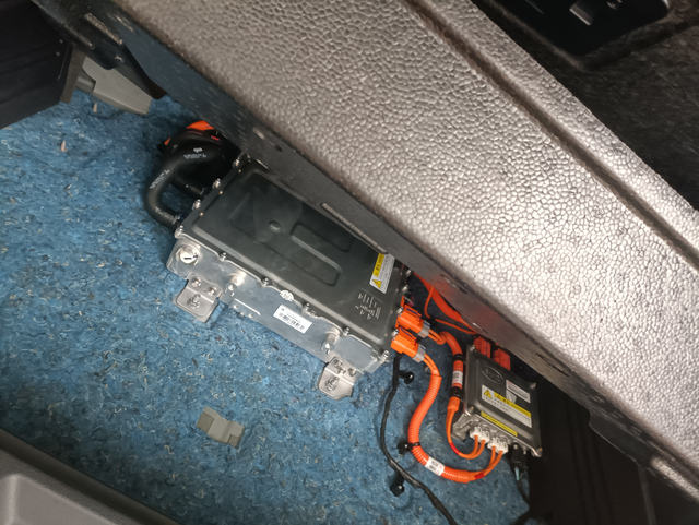 后备箱电池总控覆盖的是泡沫板有隐患吗
今天提车发现，后备箱衬板下面的电池总控充电