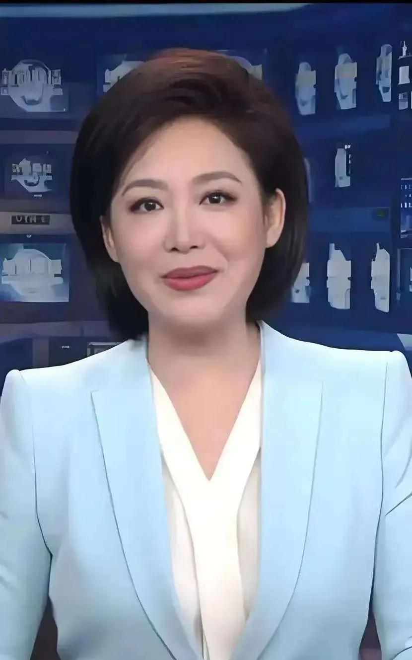 郑丽，1974年11月5日出生于黑龙江齐齐哈尔，毕业于齐齐哈尔大学汉语言文学系 