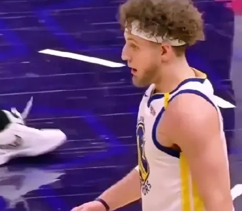 波杰姆斯基啊，你别再投了行吗，看得牙都痒。
勇士半场仅领先黄蜂9分，为什么用“仅