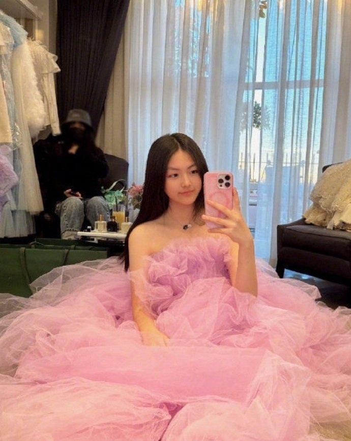 王诗龄和小S女儿虽然只差两岁，但是看着差距好大