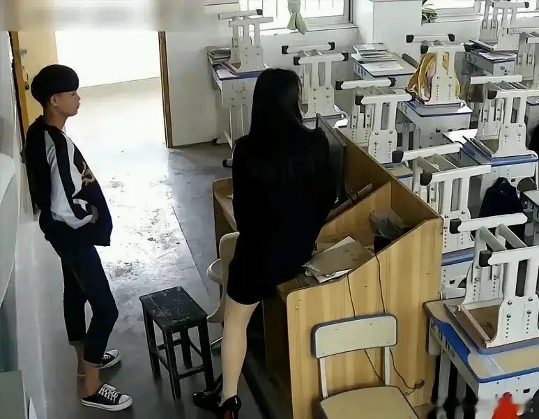 老师不好好穿鞋，怎么教育学生呀
