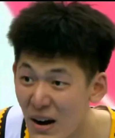 11分钟，5分5板，数据不错！
不少人对张陈治锋首秀不满意，认为他没有像赵维伦的
