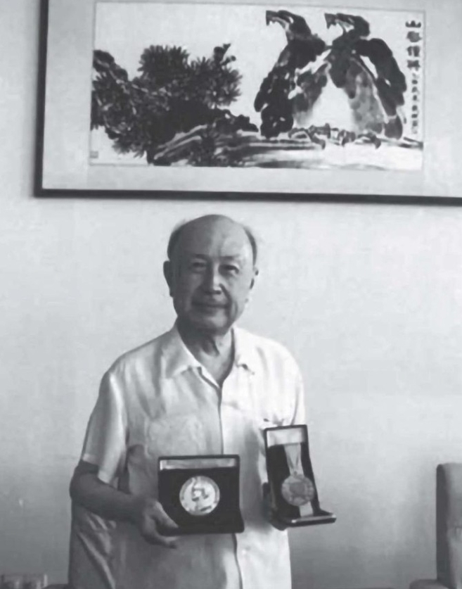 1955年，在钱学森回国的邮轮上，一位美国老太太叫来船长，拉着脸说： “你不认识