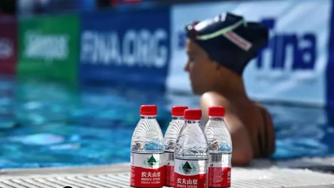 农夫山泉开经销商会议：2026要做强包装水，做大无糖茶，还要“死磕”5元咖啡