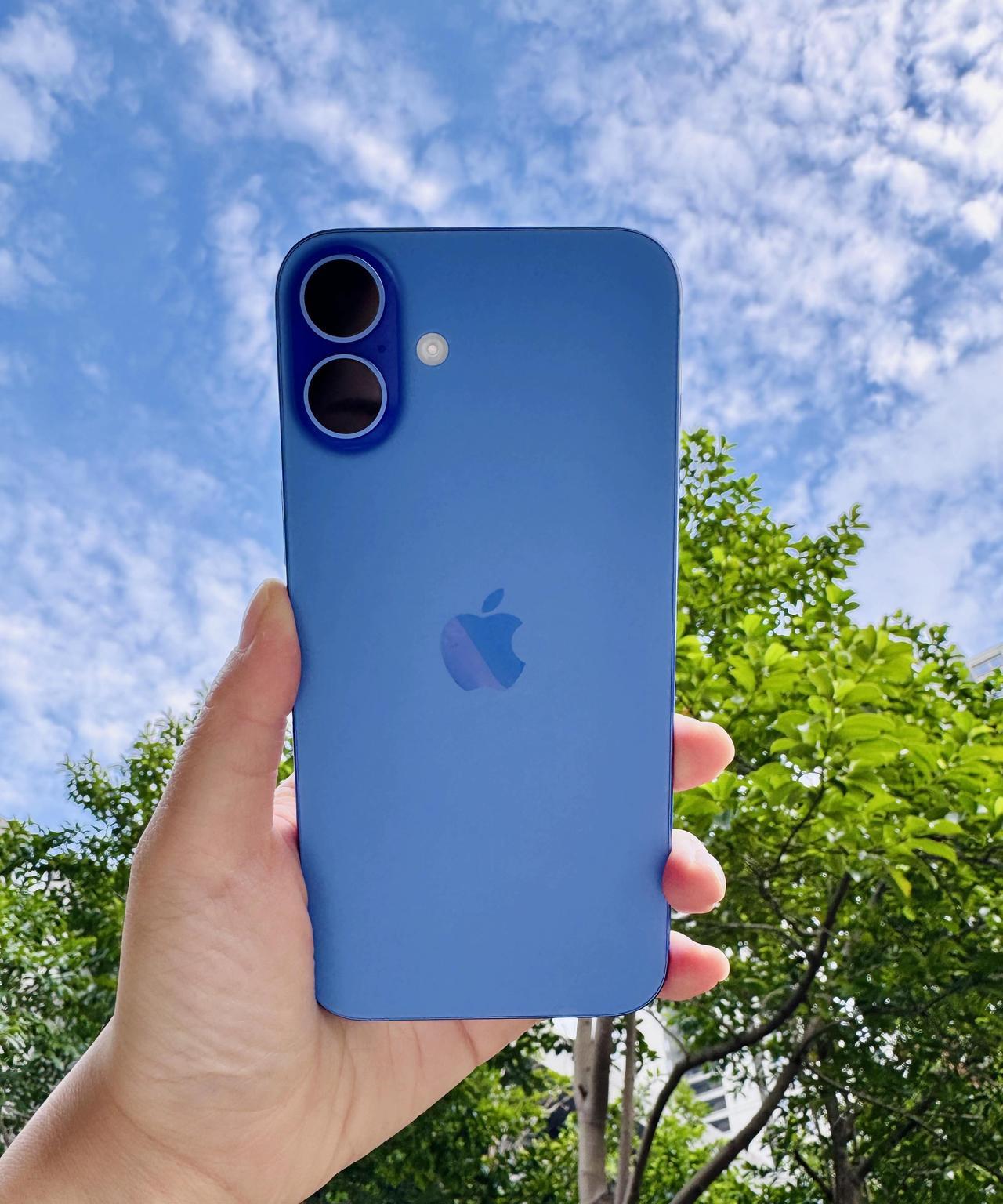 刚才有粉丝问我，iPhone16还会降到4000元以下吗？我说不会的，现在的价格