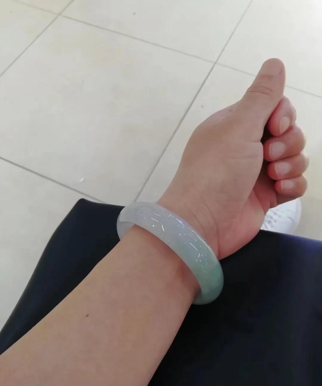 特别奇怪！不知道有人遇到过吗？这种现象算不算也是一种玄学呢？
我的这个玉手镯，买