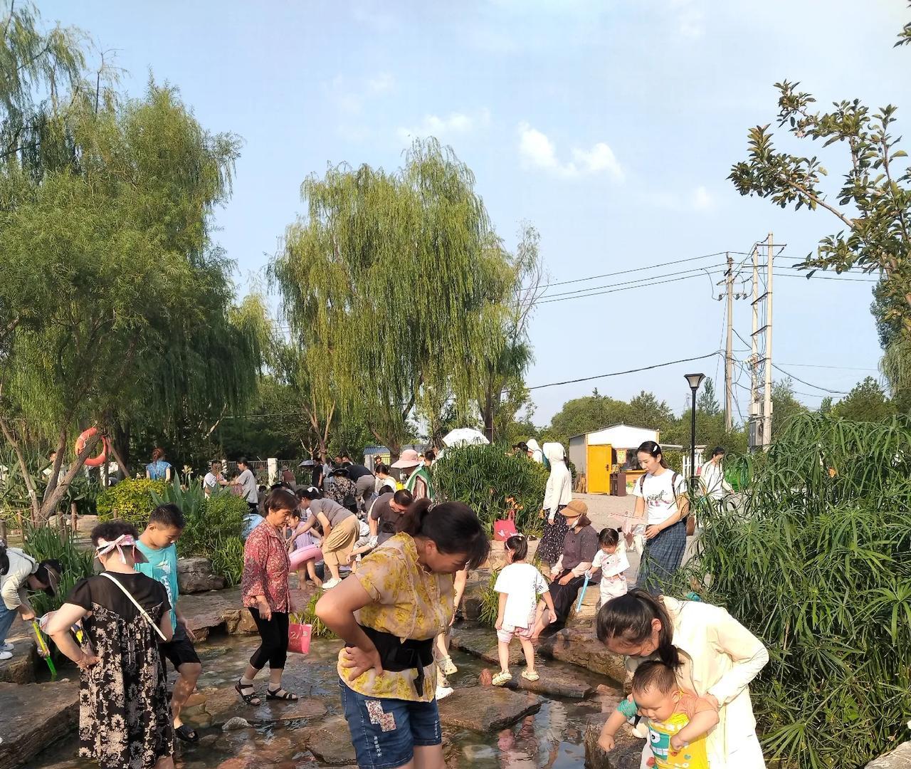 济南东站东北角的白泉湿地公园，弄得不错，不少人带娃来玩水。