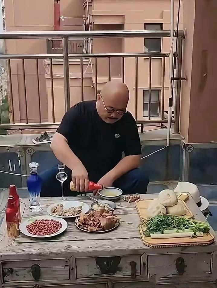 刀郎在成功后享受的这顿美食，那份自在与满足着实让人看到了他对过往努力的犒赏，或许