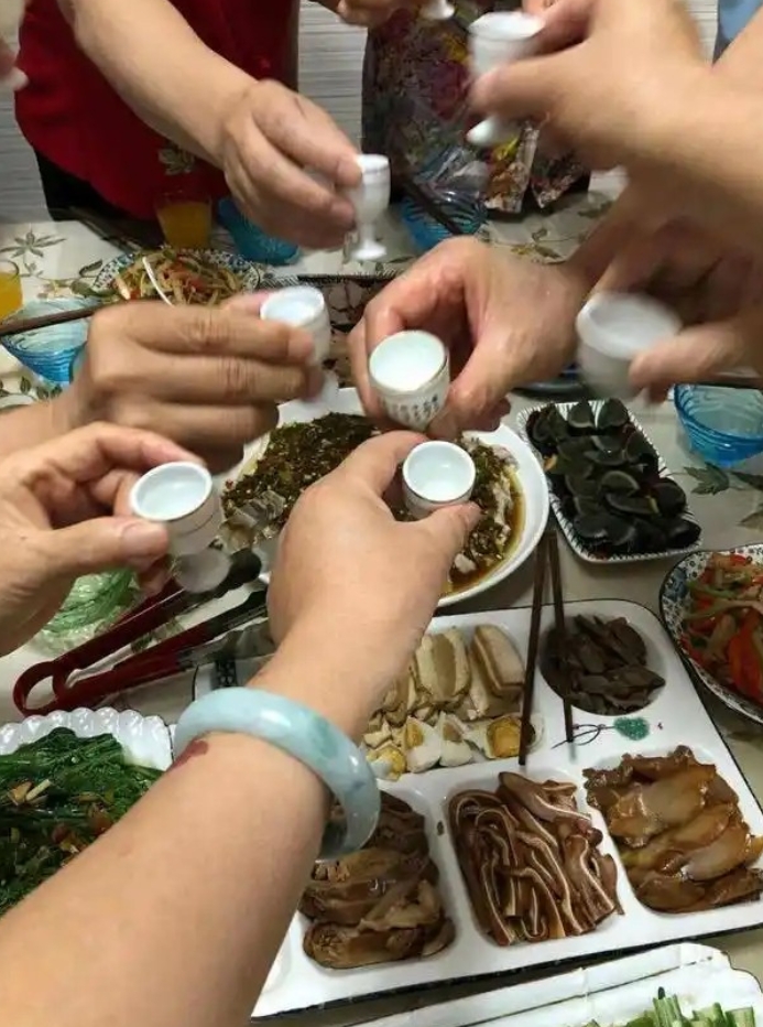 河南驻马店，男子应邀前往朋友家中吃饭，期间不胜酒力醉倒。男子家属得知后，将男子接