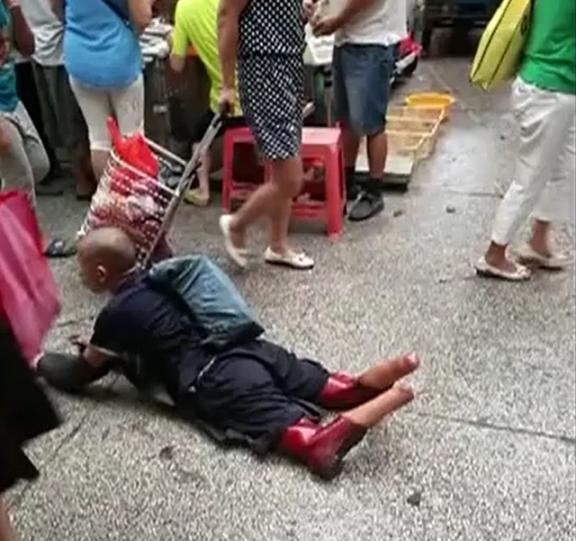 2016年，广州男子买菜时，偶遇双脚被截断的乞丐，仔细辨认下发现，这竟是失踪12
