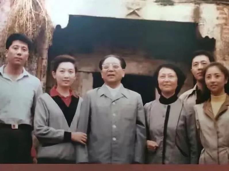 1989年深秋，国防部长秦基伟将军携家人重返故里，红安老宅的青砖黛瓦见证了一场特
