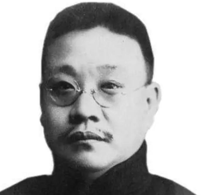 1904年，通房丫李氏，站着侍奉丈夫与正妻长达33年。这日，她正在盛饭。谁知，管