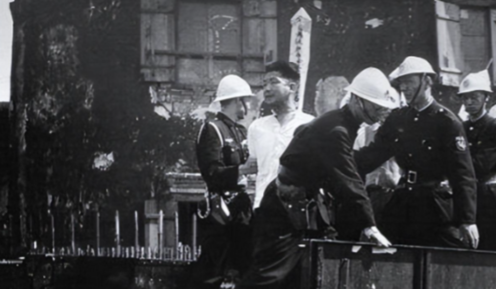 1947年，共产党员陈斌即将面临着敌人的处决，忽然间，他看到了人群中有三位熟悉 